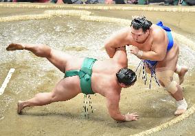 Sumo: Former ozeki Kotoshogiku surges to 4th win in Tokyo