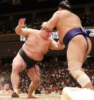 Sumo: Ozeki Goeido remains alone at the top in Tokyo