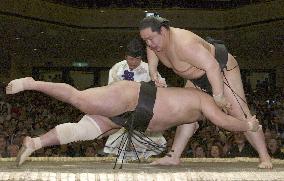 Asashoryu extends winning run at summer sumo