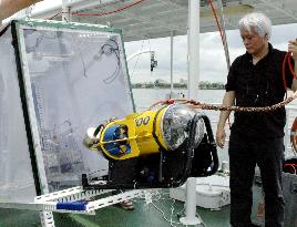 Electrolysis device to replenish oxygen in Lake Biwa