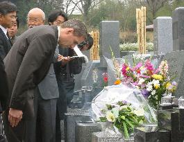 (1)Mitsubishi Fuso chief visits tomb of accident victim