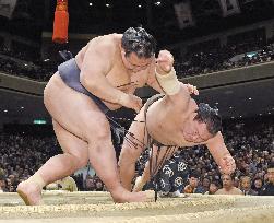 New Year champ Kisenosato beats Hakuho, set for yokozuna
