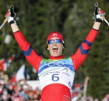 Bjoergen wins gold at 15-km cross country