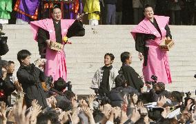 Yokozuna Asashoryu, Hakuho take part in bean-throwing festival