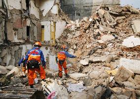 (CORRECTED) Japanese team begins relief work in quake-hit area