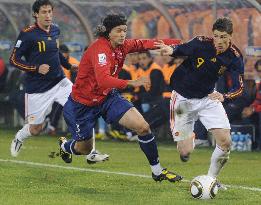 Spain beat 10-man Chile 2-1, both teams advance to round of 16