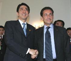 Abe meets with French president