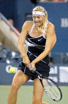 Sharapova advances to 2nd round in U.S. Open