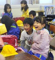 Quake-hit schools begin classes at temporary building