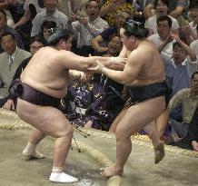 Asashoryu suffers 3rd defeat at autumn sumo