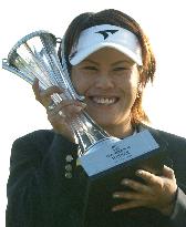 Takesue wins 1st tour title at Masters Ladies