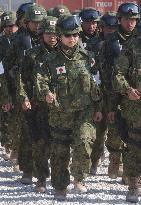 (2)Eleven female GSDF members arrive in Samawah