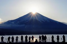 "Diamond Fuji" attracts many people
