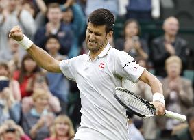 Djokovic moves into Wimbledon 3rd round