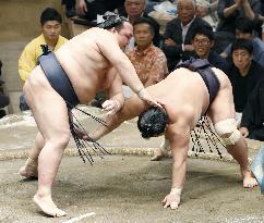 Ozeki Kisenosato beats Myogiryu at autumn sumo