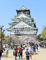 Osaka Castle draws record visitors in FY 2016