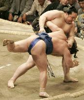 Asashoryu moves closer to 12th title at summer sumo