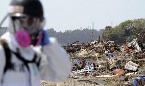 Search for tsunami victims in no-entry zone