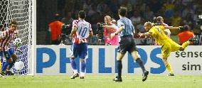 Ljungberg's late winner sees off Paraguay