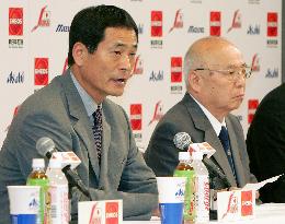 24 Japan's baseball team for Athens Olympics unveiled