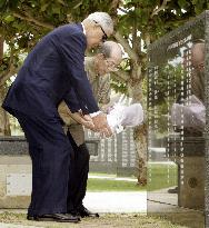 Ex-Taiwan President Lee offers flowers to war dead in Okinawa