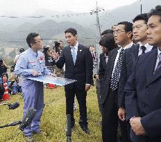 Land minister Maehara visits Yamba Dam site