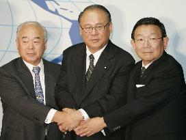 (4)Koizumi appoints new LDP leadership