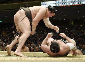 Hakuho downs Tochinoshin to stay tied for lead in Tokyo