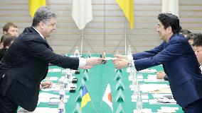 PM Abe meets with Ukrainian President Poroshenko