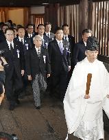 Japan lawmakers visit war-linked Yasukuni Shrine