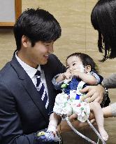 Ohtani cheers up boy at Osaka hospital