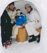 (2)Photos of crown prince's family at ski resort