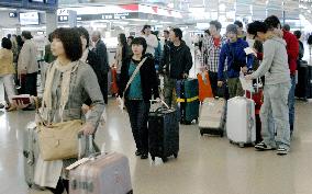Holiday exodus begins at Narita, Kansai airports