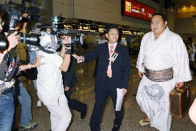 (CORRECTED) Sumo wrestlers arrive in Taiwan for exhibition tour