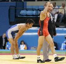 (2)Abas beats Tanabe in men's freestyle wrestling semis