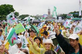 Citizens rally in support of President Chen