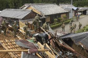 (1)Typhoon leaves 12 dead, 13 missing