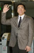 (3)N.Y. Yankees outfielder Matsui leaves for U.S.