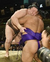 Hakuho sets pace after 3 days