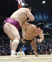 Yokozuna Hakuho suffers 1st defeat at Nagoya sumo
