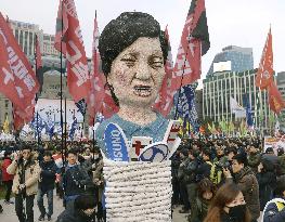 Protesters make effigy mocking South Korean president