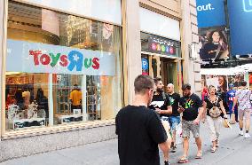 Toys"R"Us files for bankruptcy protection