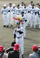 Baseball players begin training for the 2006 season