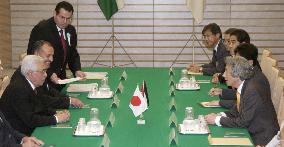 (2)Koizumi pledges $100 mil. aid to Palestinian President Abbas