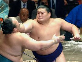 Hokutoriki surges on at summer sumo