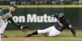 Ichiro marks 400th career stolen base in Seattle win