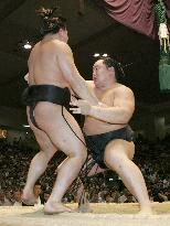 Asashoryu beats Ama to improve to 9-1 at Nagoya sumo