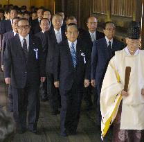 Lawmakers visit Yasukuni Shrine en masse