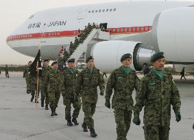 (1)More Iraqi-bound Japanese ground troops arrive in Kuwait