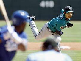 Iwakuma struggles against Dodgers